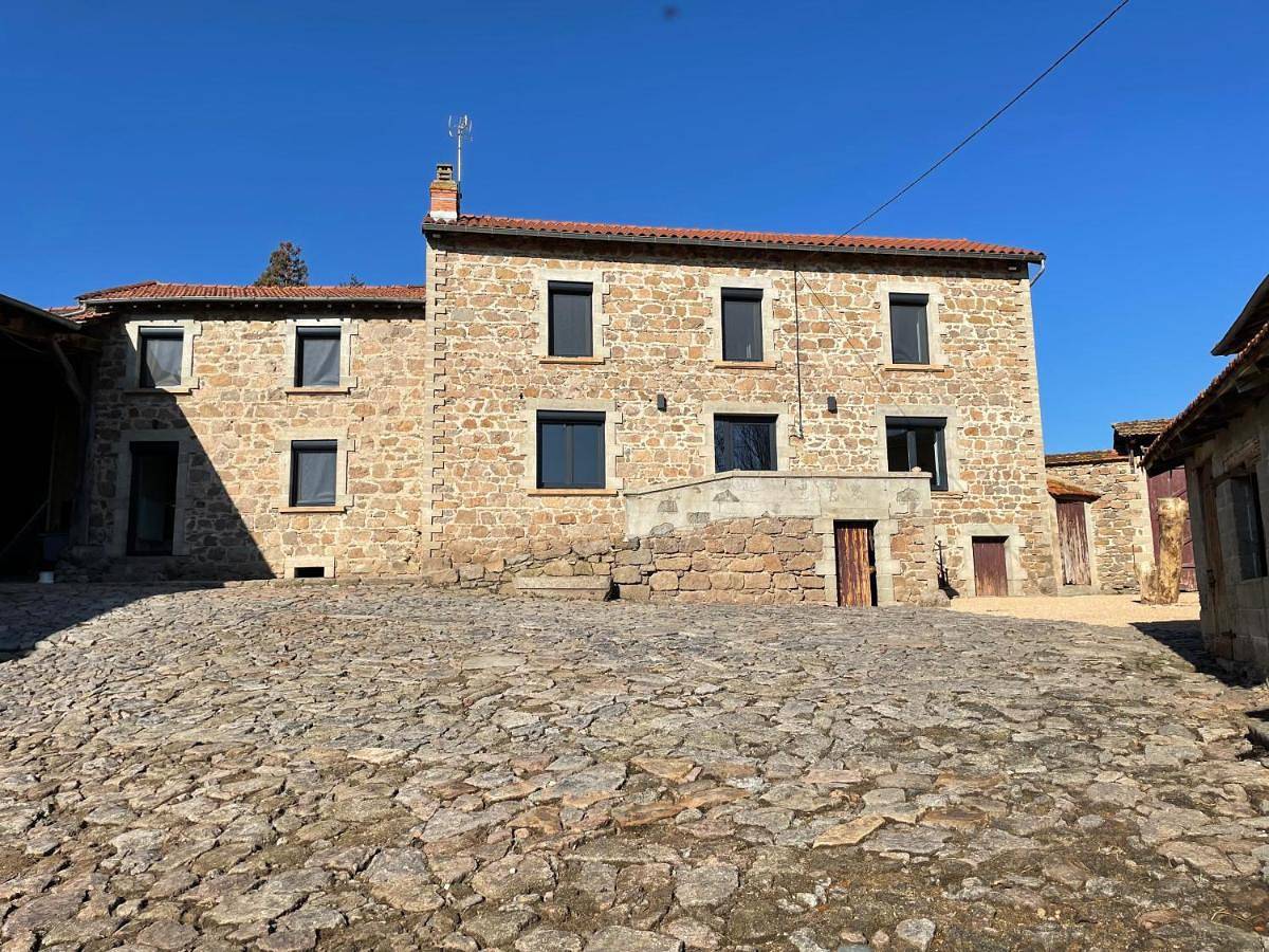 Gîte chez Garel 15 personnes avec spa in Saint-Martin-Lestra, Montbrison