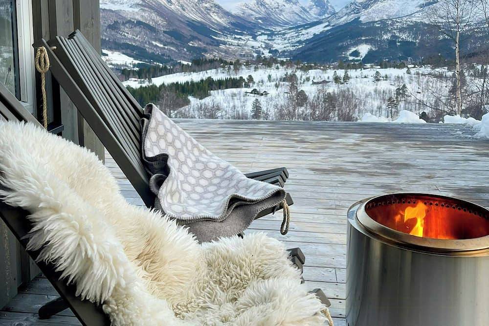 Moderne Hütte mit Whirlpool in den Sunnmøre-Alpen in Strandafjellet, Stranda