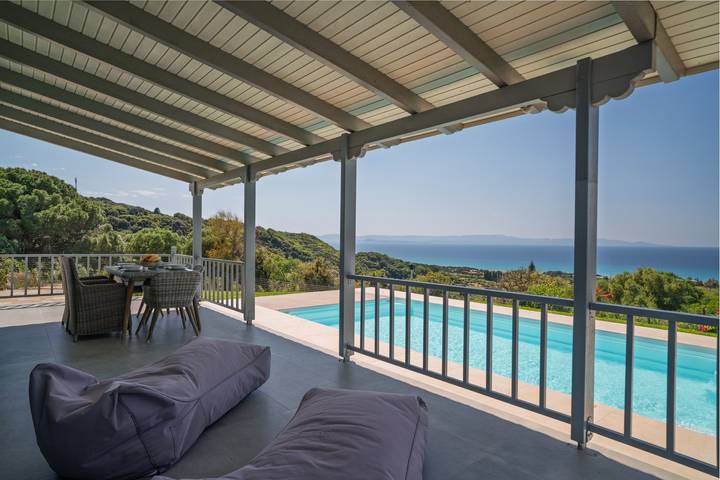 Location de vacances pour 6 personnes, avec terrasse ainsi que vue sur l’océan et piscine, adapté aux familles dans Grèce-Occidentale - 3