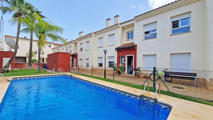 Apartamento de vacaciones para 4 personas, con vistas además de piscina y terraza - 1
