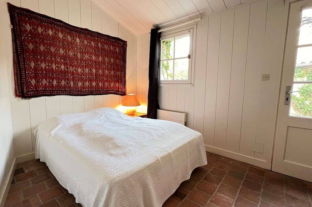 Retaise house with courtyard in the village center in La Couarde-sur-Mer, Ile de Re