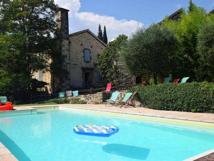 Maison de vacances pour 2 personnes, avec terrasse ainsi que jardin et piscine, adapté aux familles en Ardèche