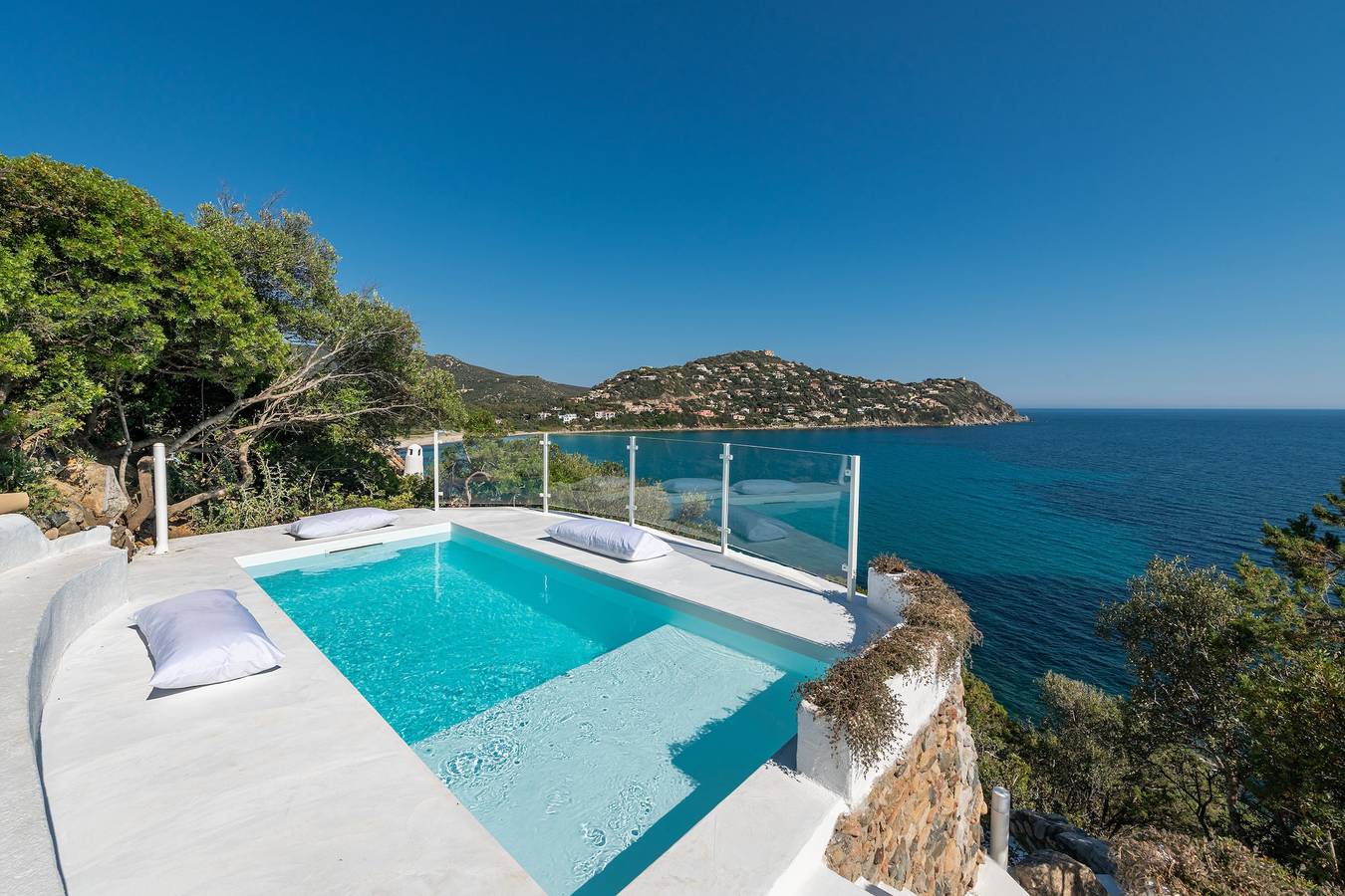 Villa fronte mare "Bianca" a Torre delle Stelle, piscina riscaldata, A/C, Wi-Fi, parcheggio in Geremeas, Torre delle Stelle