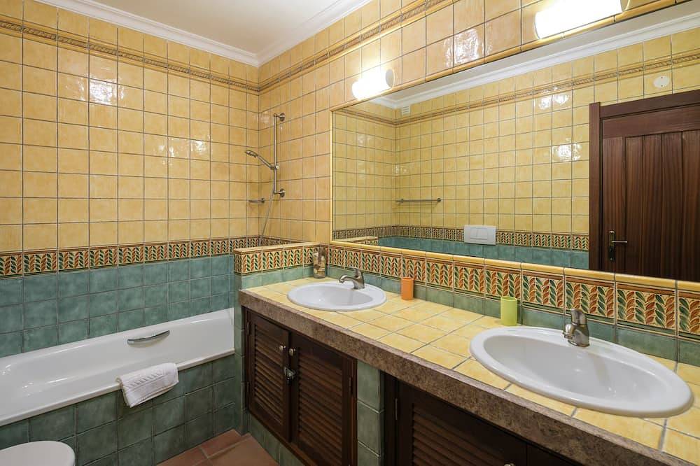 2Bed, 3 Bad Villa met Cliff Top zwembad + uitzicht op zee in Lagoa, Faro District