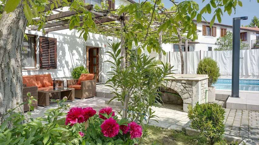Ferienhaus für 8 Personen, mit Pool und Garten