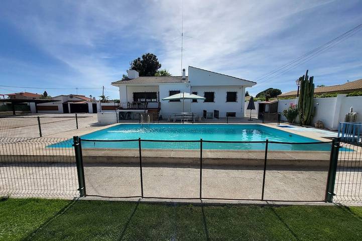 Gîte pour 9 personnes, avec jardin ainsi que terrasse et piscine à El Viso de San Juan