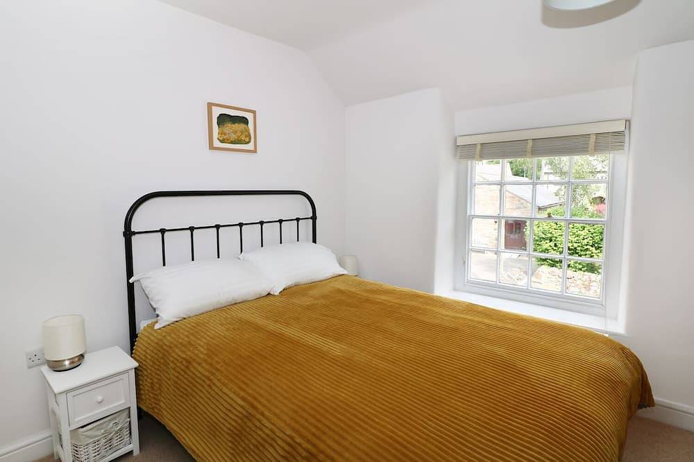 Gritstone Cottage, pet friendly, with open fire in Bakewell in Great Longstone, Derbyshire