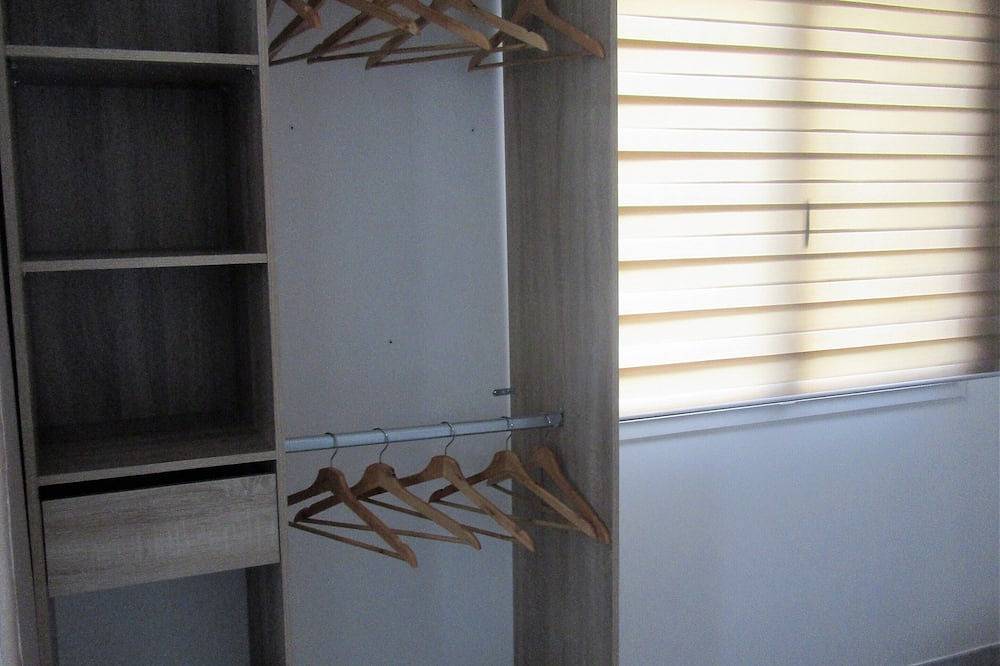 Quiet apartment first floor villa independent entrance in Rognac, Istres region