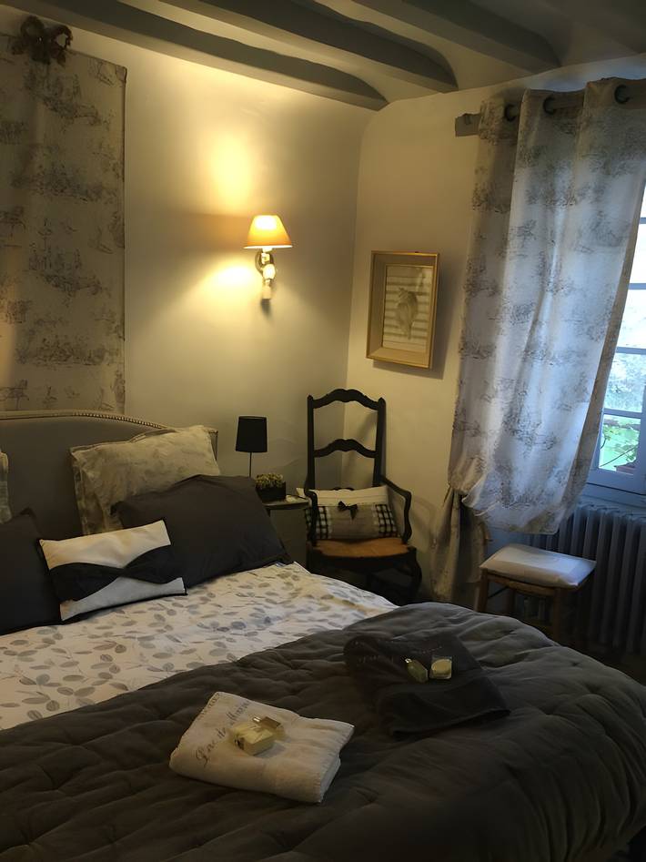 Chambre d’hôtes Les Ormeaux - Romantique, vue lac, terrasse partagée et Wi-Fi in Bouchemaine, Vallée de la Loire