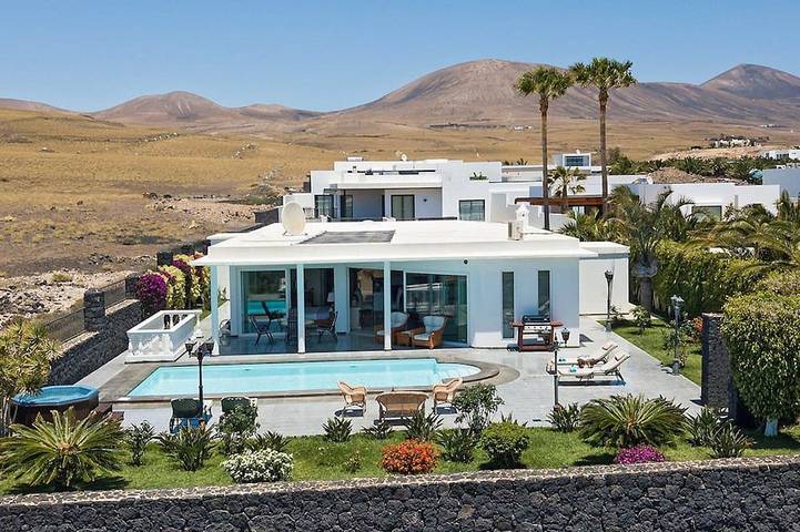 Villa for 6 people, with balcony and garden as well as hot tub in Puerto Calero Marina