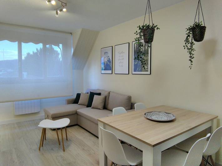 Apartamento entero, Ático moderno con piscina, 2 hab, estacionamiento y trastero en Jaca in Jaca, Pirineo Aragonés