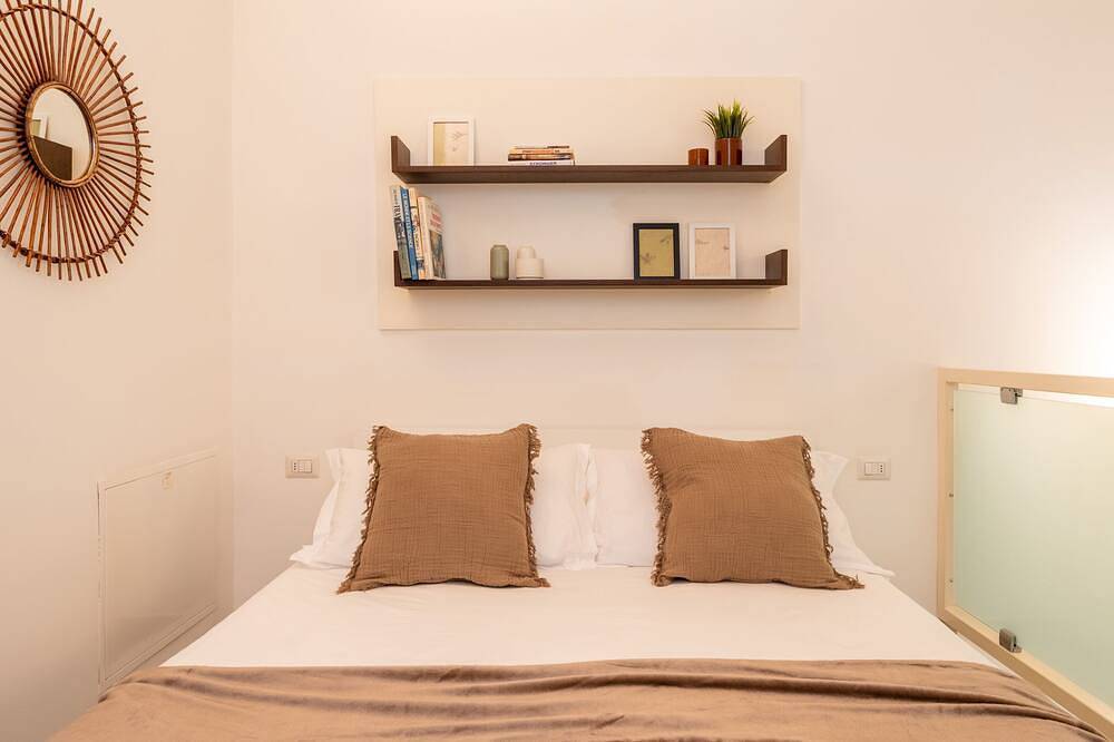 Entire apartment, Como Sunny Loft - One Bedroom Apartment, Sleeps 4 in Como, Lake Como