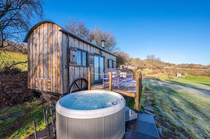 Glamping for 2 people, with balcony and hot tub, with pets in Brecon Beacons