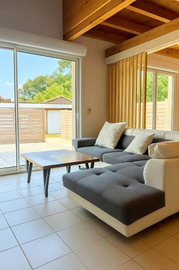 Gîte pour 6 personnes, avec terrasse ainsi que jacuzzi et jardin, animaux acceptés à Saint-Médard-de-Guizières