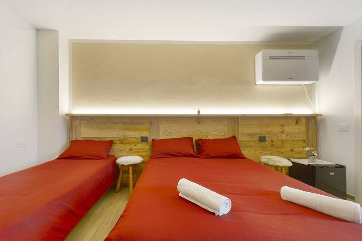 Private room with mountain view, shared terrace and Wi-Fi in Pont-Saint-Martin (Aosta), Comune di Pont-Saint-Martin
