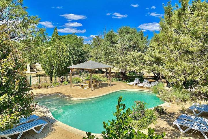 Location de vacances pour 9 personnes, avec jardin et jacuzzi, animaux acceptés à Montaren-et-Saint-Médiers