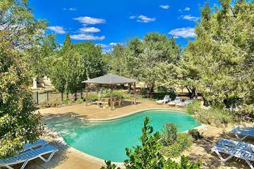 Location de vacances pour 9 personnes, avec jacuzzi et jardin, animaux acceptés à Montaren-et-Saint-Médiers