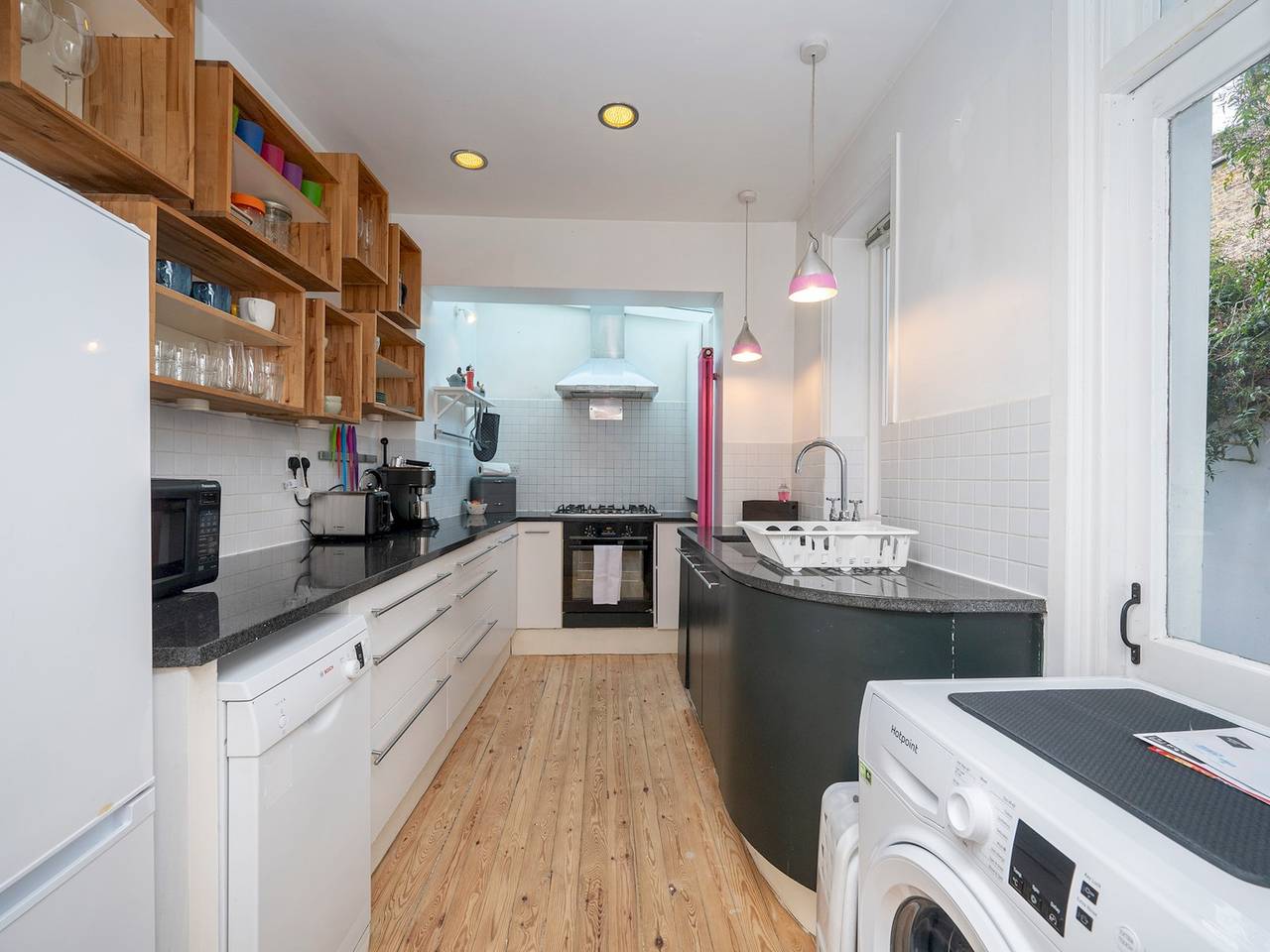 Airy 1850s Coach House with Private Balcony - Pass the Keys in Hackney, London