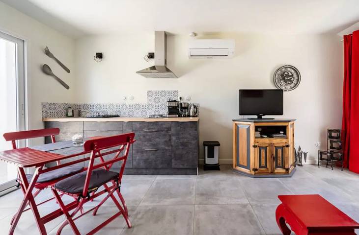 Gîte pour 2 personnes, avec terrasse ainsi que piscine et jardin à Ruoms - 4