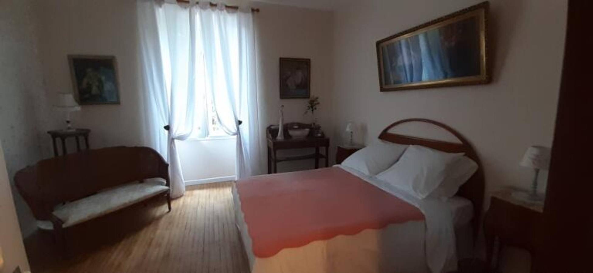 Chambre d’hôtes « Chambre des Dames » avec jardin partagé et Wi-Fi in Hautefort, Périgord Noir