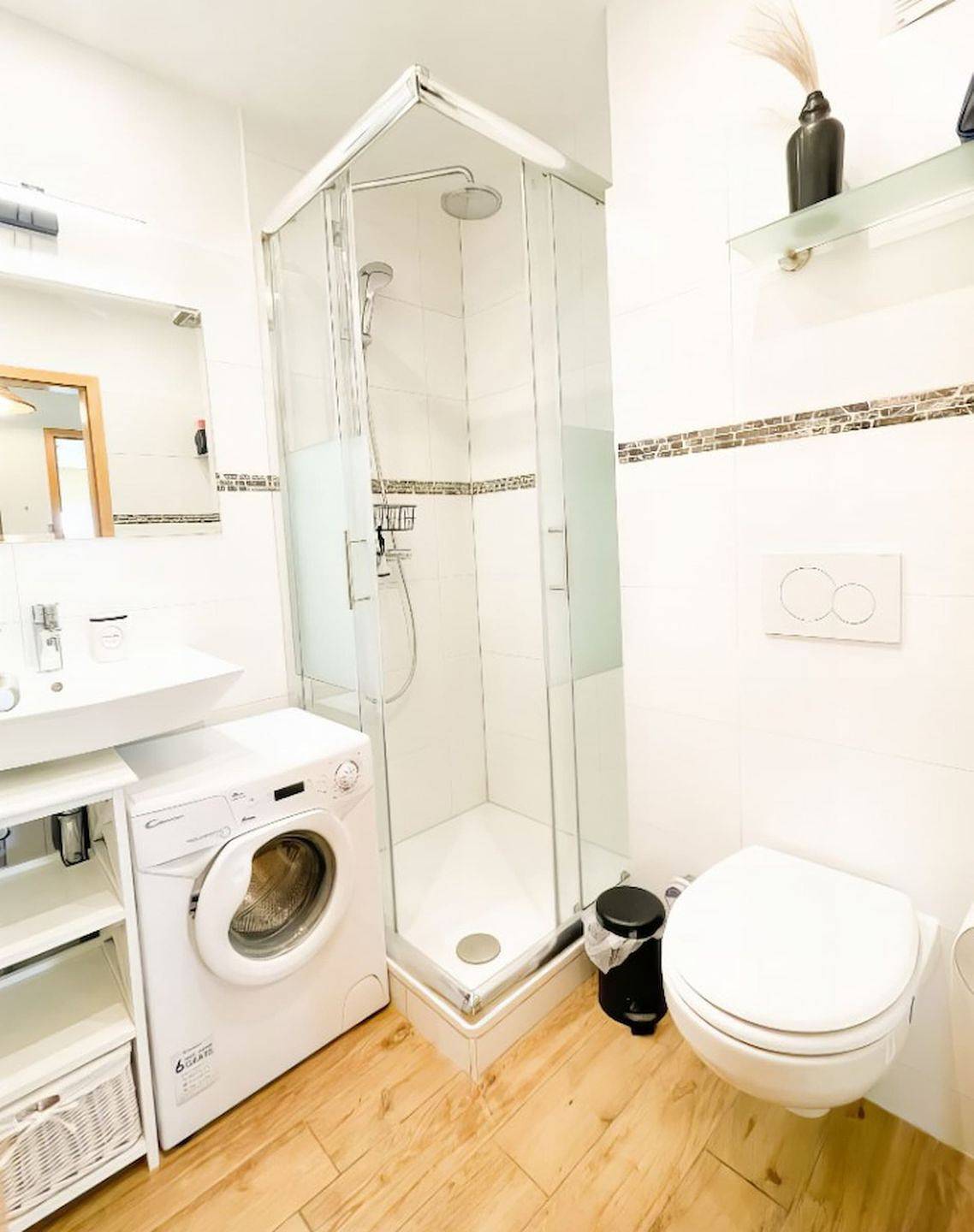 Ganze Wohnung, Moderne Ferienwohnung mit Balkon, Kaminofen und Privatparkplatz in Lemkenhafen in Westfehmarn, Lemkenhafen