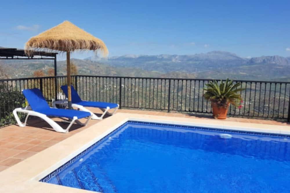 A Luxury 3 Bedroom Villa near to Comares, with wonderful views all around in Comares, Provincia de Málaga