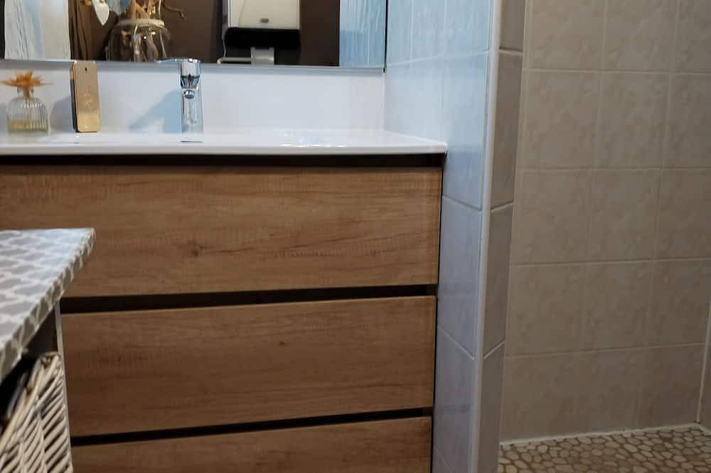 Air-conditioned villa heated fenced swimming pool private fenced parking quiet location in Pont-Saint-Esprit, Nimes region