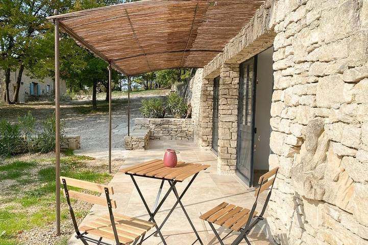 Location de vacances pour 2 personnes, avec Terrasse ainsi que Jardin et Piscine à Apt