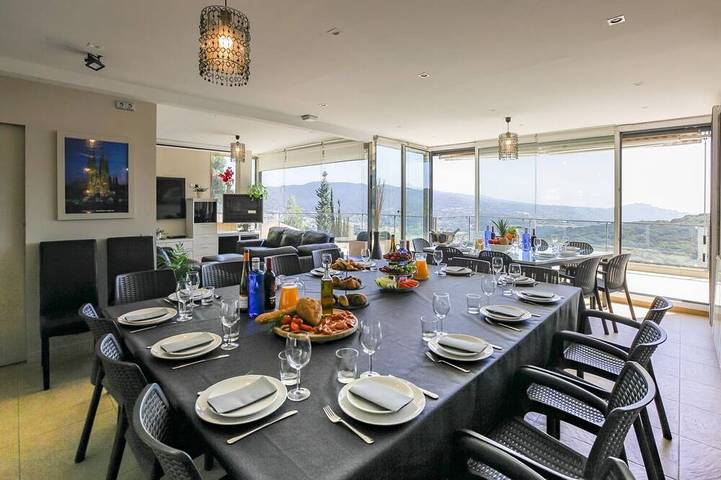 VillaBarcelonaCoast-Pool, BBQ, A/C,Beaches (5' by car), Barcelona (25' min),WIFI in Argentona, Maresme