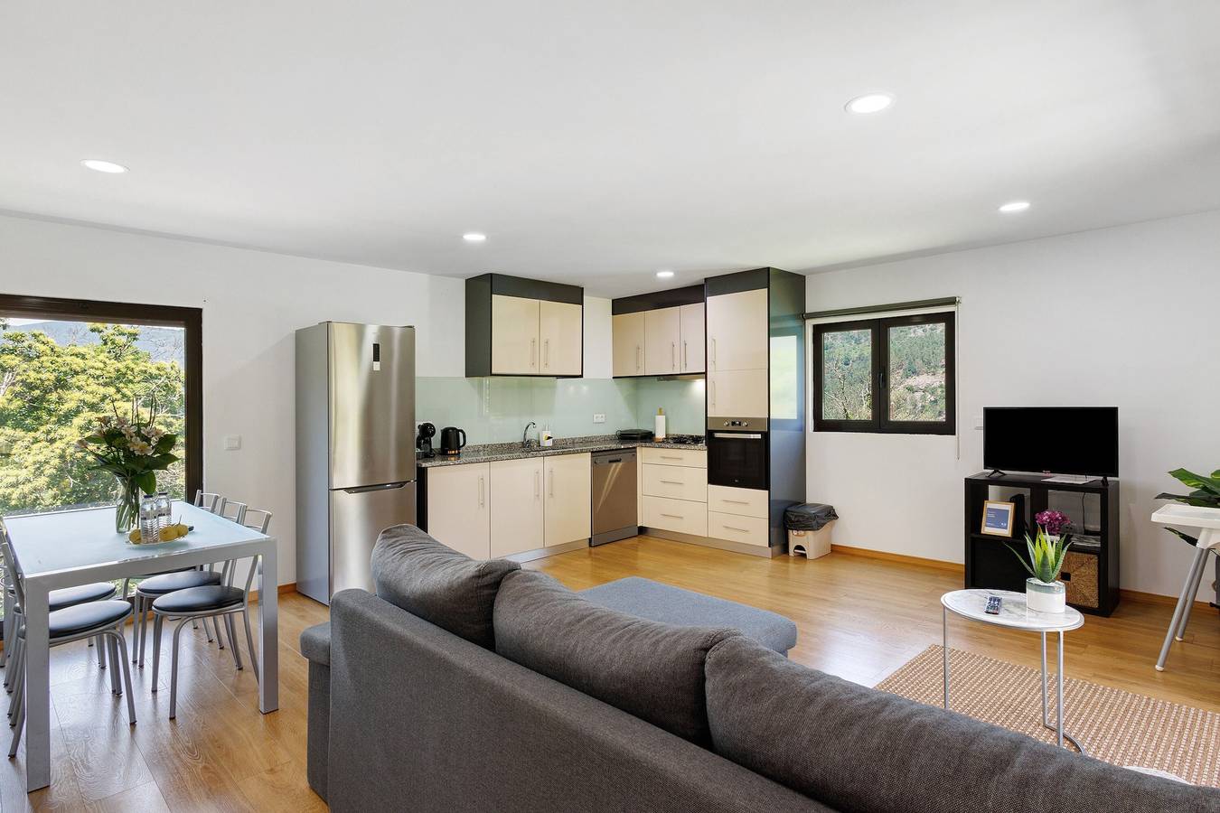 Apartment 'Casa Dos Cortinhais' with Lake View, Wi-Fi and Air Conditioning in Ventosa e Cova, Braga District