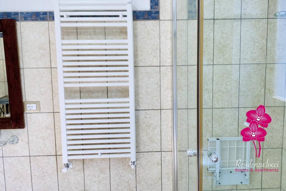 Appartamento intero, Appartamento Bilocale Con Terrazza nel verde in centro a Teulada in Teulada, Cagliari e Dintorni