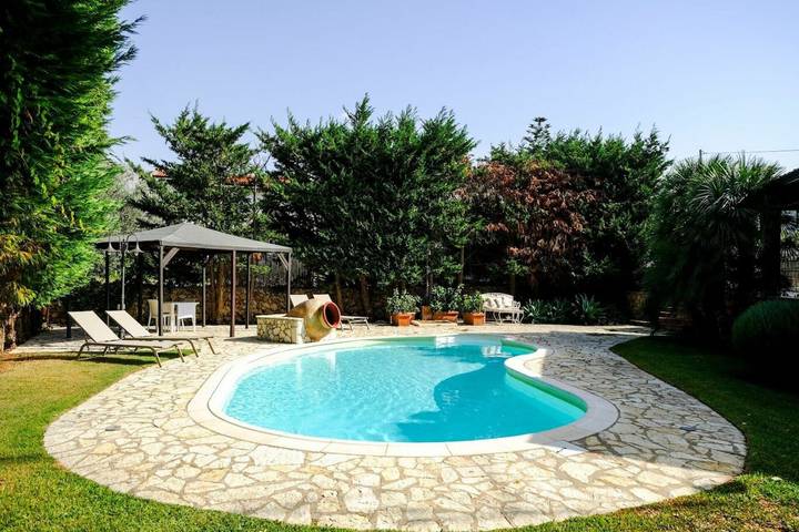 Villa for 6 people, with garden and pool in Sicily