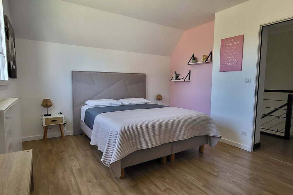 Maison avec piscine à 5 min du circuit, toutes équipées, proche commodités. in Changé, Sarthe