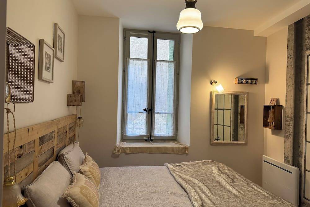 Entire apartment, Le Grand Café - Bedinshop - historic center in Romans-sur-Isère, Valence region