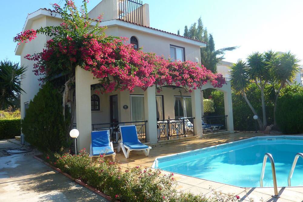 Prachtige villa met privézwembad en volgroeide tuinen in Peyia, Zuid Cyprus