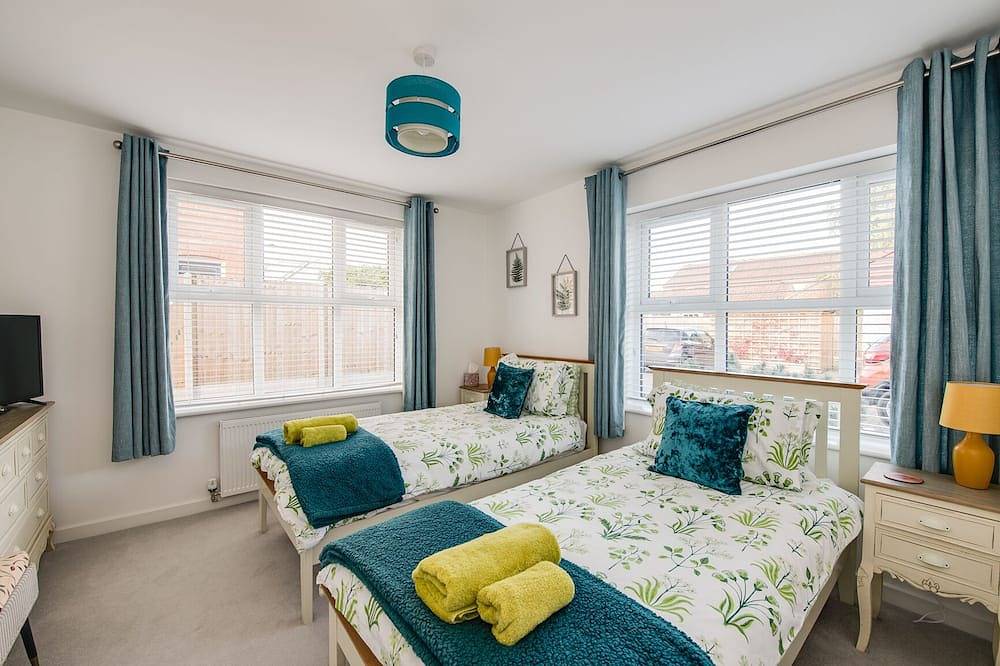 Entire apartment, 'Spire View'  New Forest Holiday Home - 3 minutes walk to the open forest in Lyndhurst, Hampshire