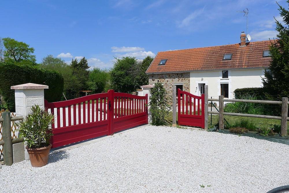 Belle maison individuelle avec jardin privé, piscine, terrain de tennis sur gazon près de la plage in Vesly, Région de Coutances