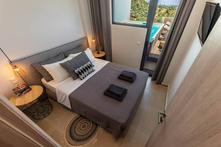 Ganze Wohnung, Weiße Suite mit 2 Schlafzimmern und privatem Pool Nr. 01 in Sporaden