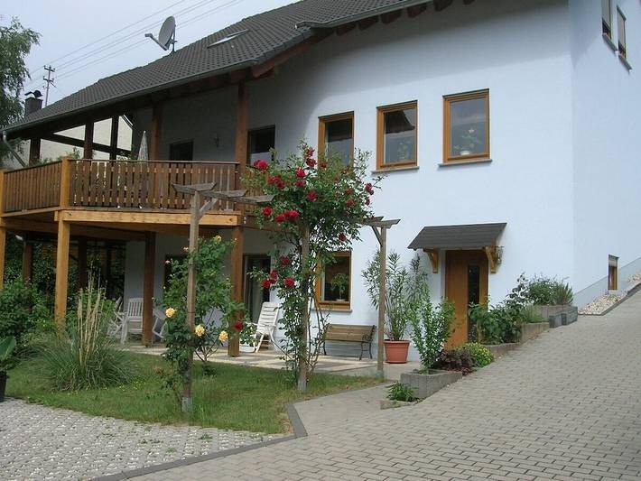 Ferienhaus für 4 Personen, mit Terrasse und Garten sowie Sauna in Minheim