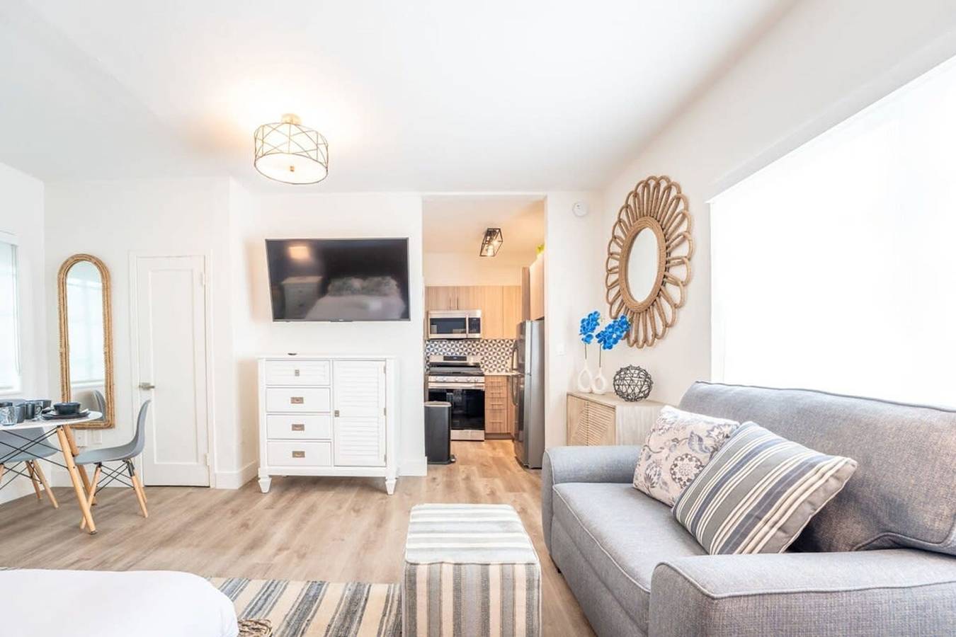 Apartamento entero, Studio 6min  Walking to Miami Beach Pool   Kitchen in Miami Beach, Florida