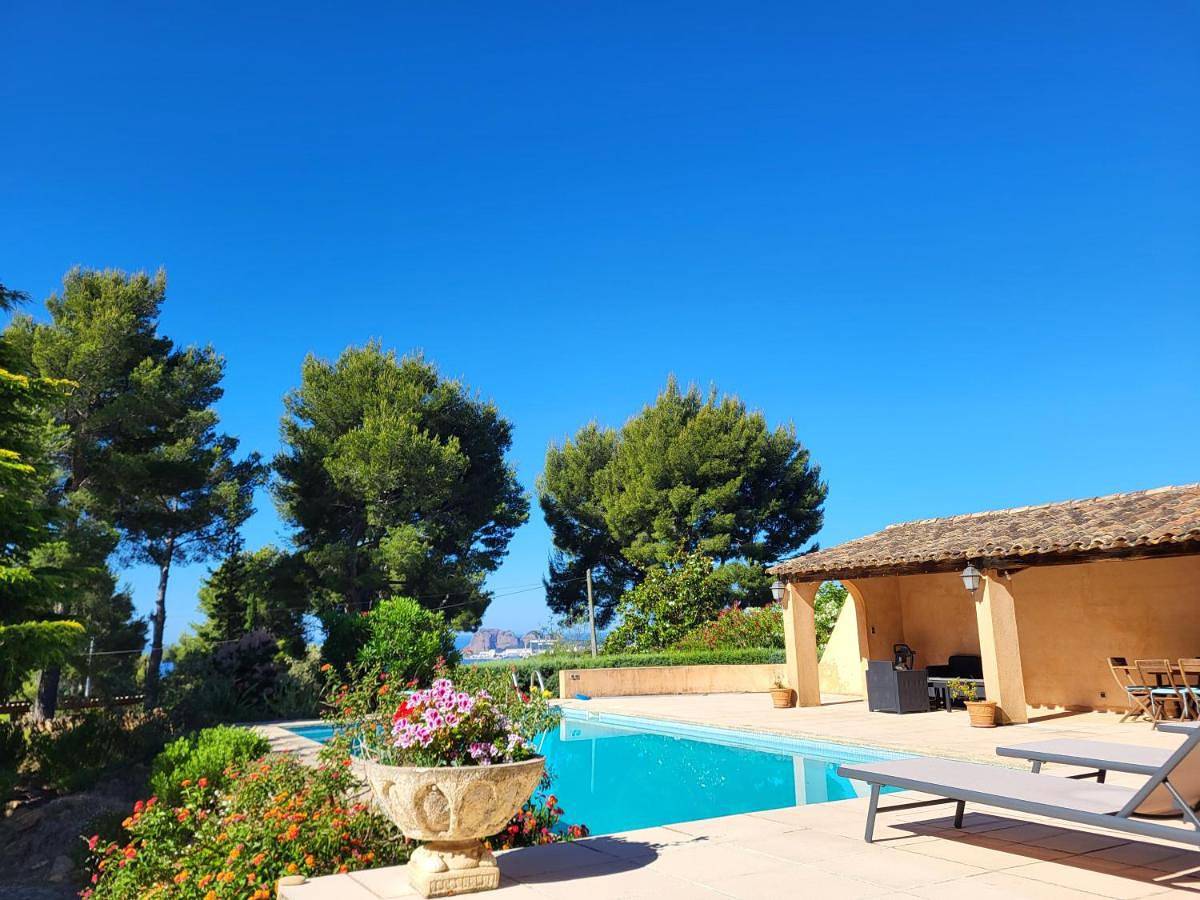 Chambre privée, piscine, pool house, kitchenette d'été in La Ciotat, Région de Marseille