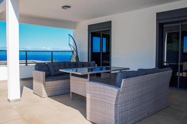 Location de vacances pour 10 personnes, avec vue ainsi que piscine et balcon aux Avirons - 2