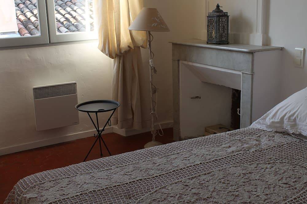 Appartement entier, Appartement de deux chambres de charme au cœur de Lourmarin. Très bien situé in Lourmarin, Parc naturel régional du Luberon