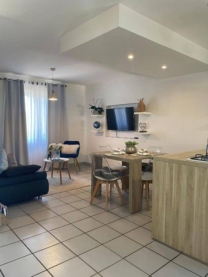 Appartement entier, Two-Bedroom Apartment in Saint-Jean-de-Bournay, Région de Vienne
