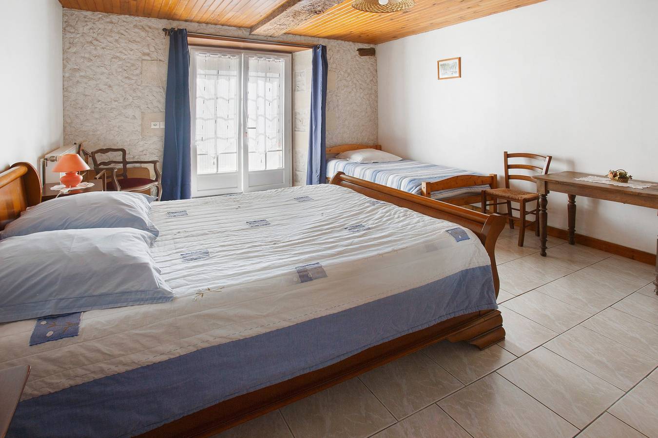 Guest Room "Les Lauriers" with Shared Terrace, Shared Garden and Wi-Fi in Antezant-la-Chapelle, Saint-Jean-d'Angély region