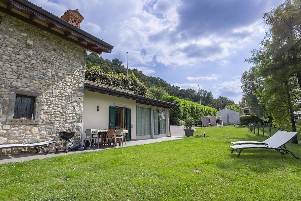 Alleinstehendes Ferienhaus mit  W-Lan, privatem Pool, Klimaanlage, Tv, Innenhof, Haustiere erlaubt in Gemeinde Iseo, Iseosee