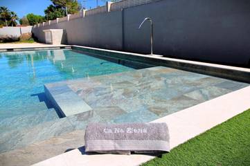 Casa de vacaciones para 8 personas, con vistas además de jardín y piscina, Familias con niños en las Islas Baleares