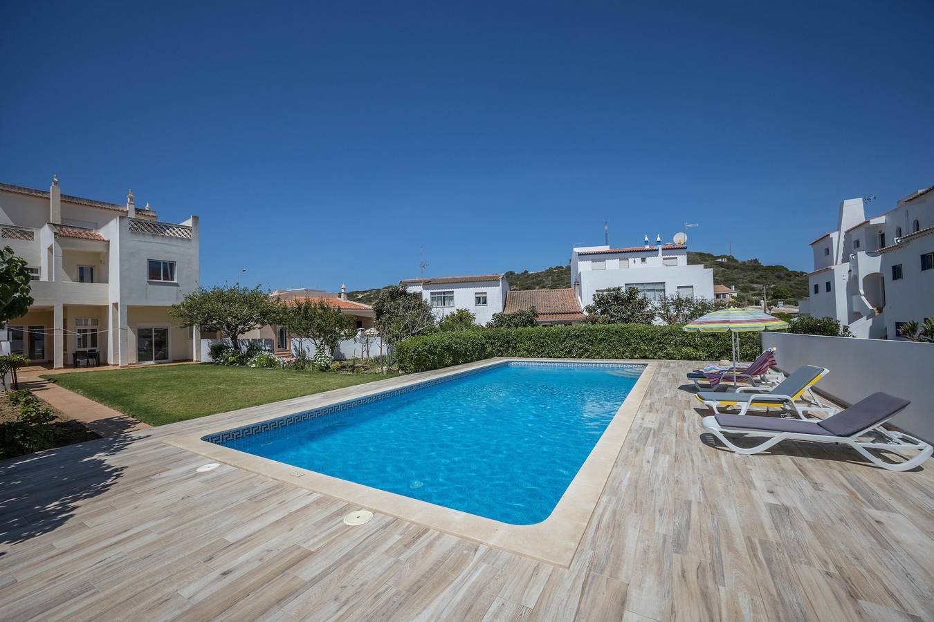 Apartamento inteiro, Apartamento de Férias Villas Brites nº3 com Varanda, Piscina Partilhada e Wi-Fi in Praia do Burgau, Parque Natural do Sudoeste Alentejano e Costa Vicentina