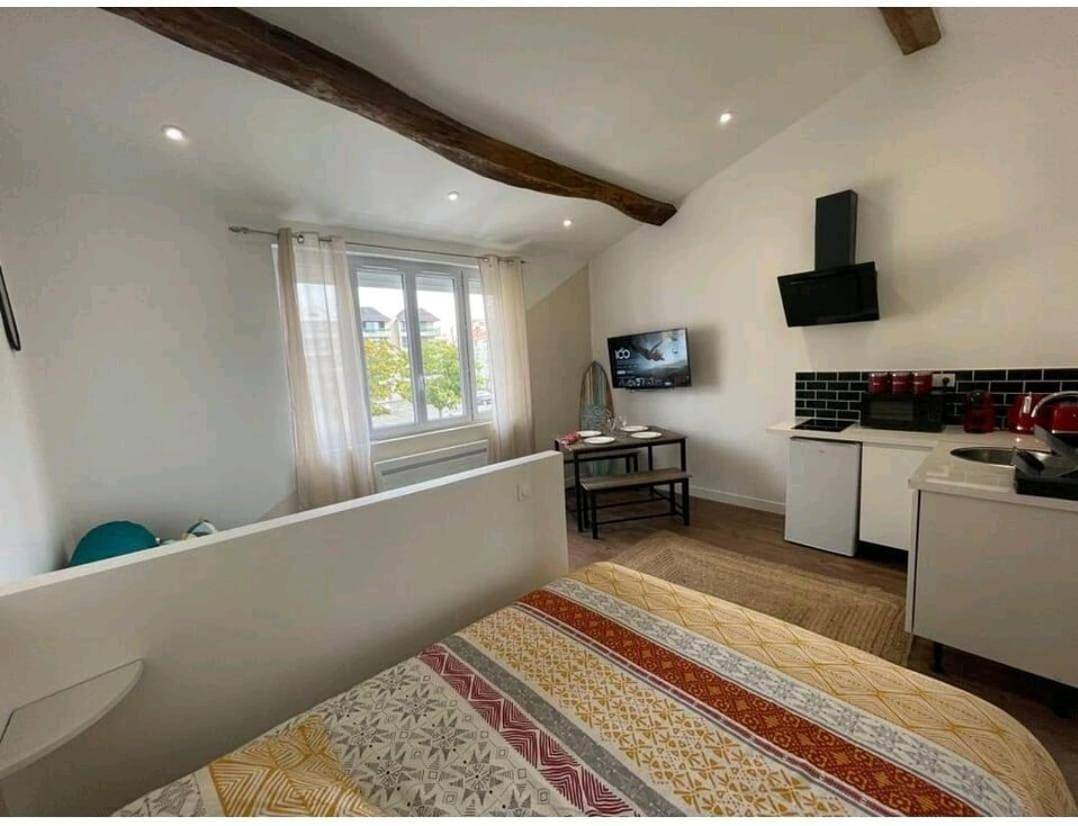 Appartement entier, Apartment with Shower in Niort, Région de Niort