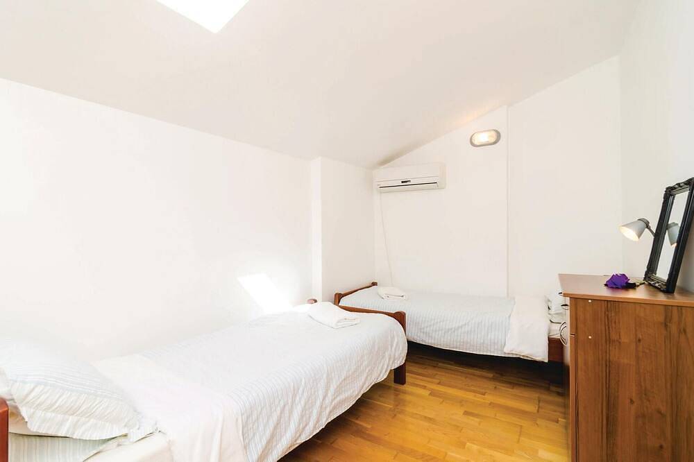 Entire apartment, Cozy apartment in Baosici in Baošići, Bay of Kotor
